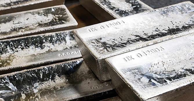 Стоимость серебра превысила $45 впервые за 14 лет