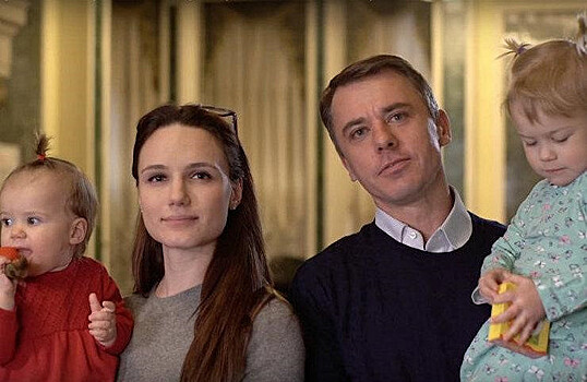 Игорь Петренко показал жену и подросших дочерей в предвыборном ролике