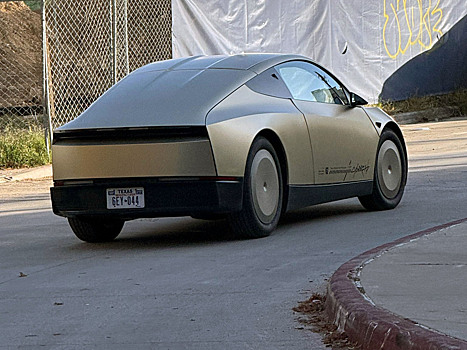 Беспилотное такси Tesla Cybercab без руля впервые заметили на дорогах