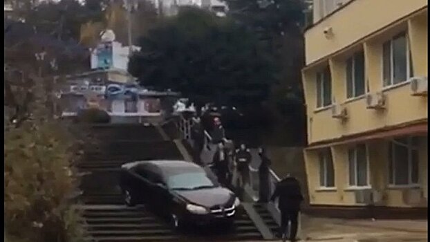 Очевидцы засняли на видео иномарку, застрявшую на лестнице в Сочи