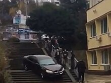 Очевидцы засняли на видео иномарку, застрявшую на лестнице в Сочи