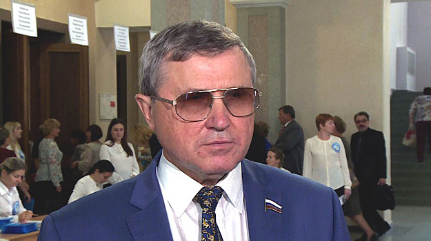 Смолин предложил повысить стипендии до уровня не ниже прожиточного минимума