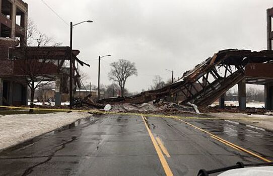 Легендарный мост Packard Plant Bridge в Детройте продолжает разрушаться после завершения автосалона
