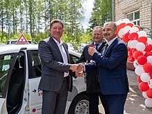 Выксунский завод ОМК передал два автомобиля Ардатовскому техникуму