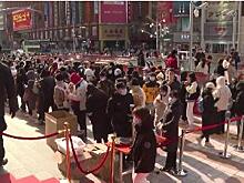 Пекинцы раскупают сувениры с олимпийской символикой