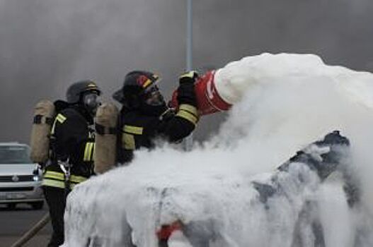 В Калининграде из-за замыкания проводки сгорел дорогой автомобиль