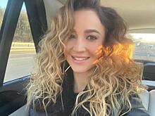 Модный образ: Бузова снялась в кожаной водолазке и необычных брюках клеш