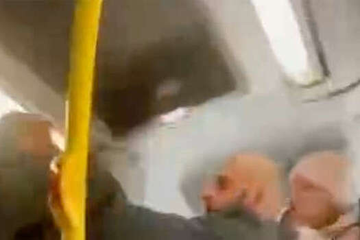 В Подмосковье на видео попало, как мигрант избил пенсионера в автобусе