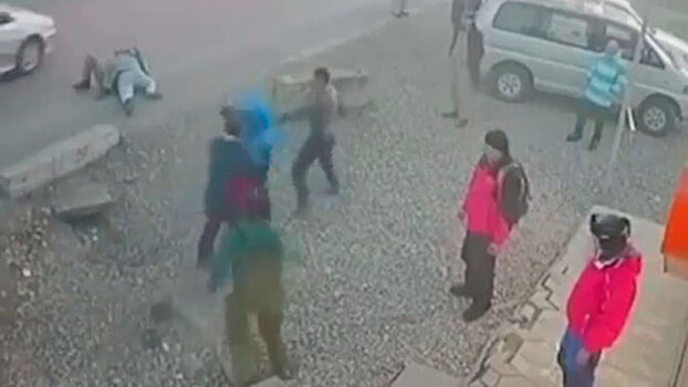 Массовая драка из-за сломанных лыж в Киргизии попала на видео