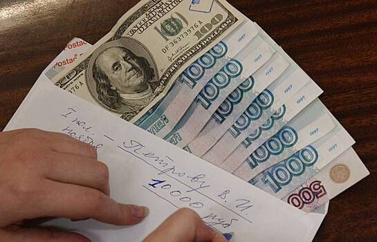 Названо число россиян, получающих зарплату в конверте