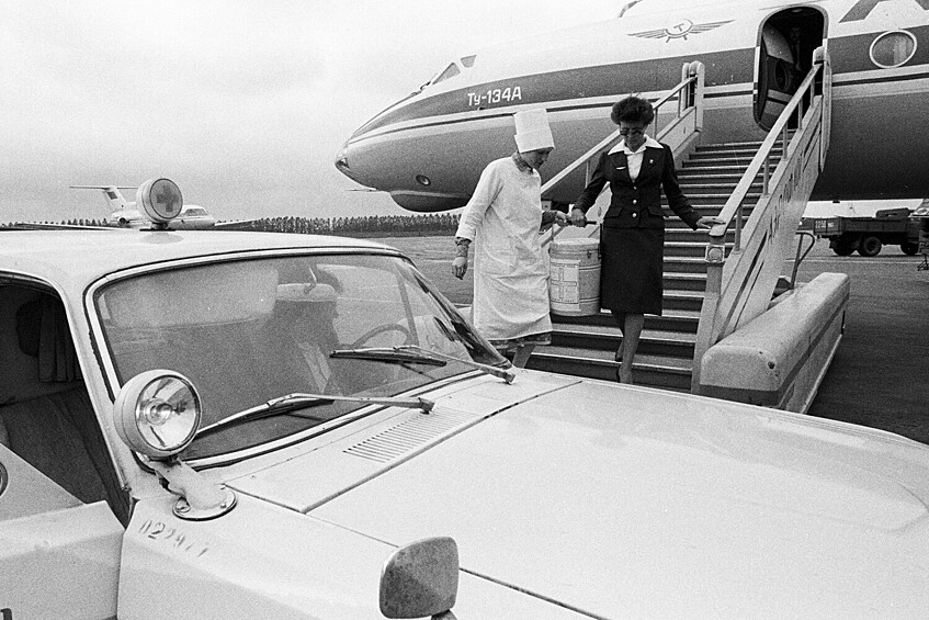 Операционная сестра центра трансплантации почек Марина Пантюлевич (слева) и стюардесса Лидия Шапкина (справа) несут контейнер с донорской почкой в аэропорту Минска, БССР, 8 сентября 1984 года