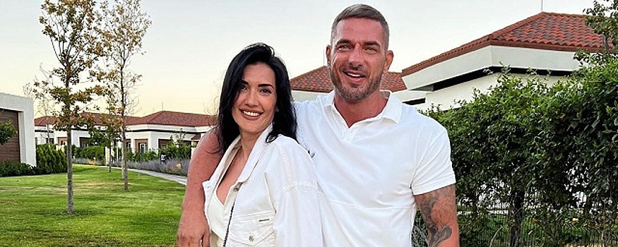 Омаров отправился в Турцию с бывшей женой и сыном