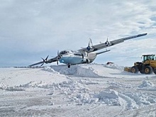 На Ямале грузовой самолет выбросило с посадочной полосы в сугроб