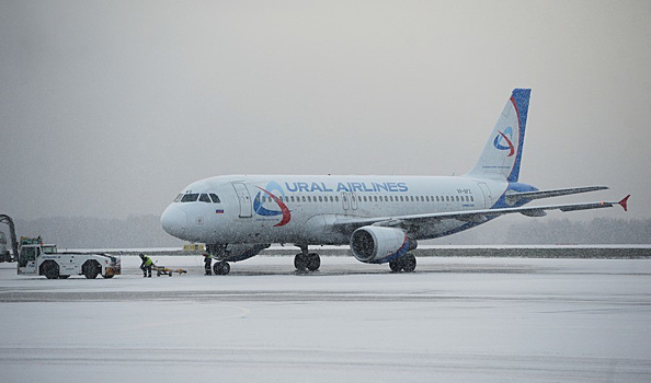 Российский самолет сел в Баку из-за угрозы