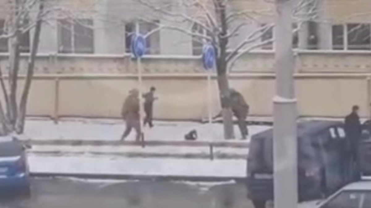 Задержание девушки в момент закладки бомбы под авто военного ВС РФ сняли на видео