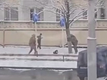 Задержание девушки в момент закладки бомбы под авто военного ВС РФ сняли на видео