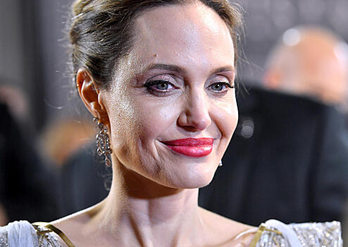 Из-за затянувшегося развода Анджелина Джоли стала пугающе худой