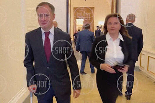 Помощник президента Мединский сломал ногу и пришел в Кремль с костылем