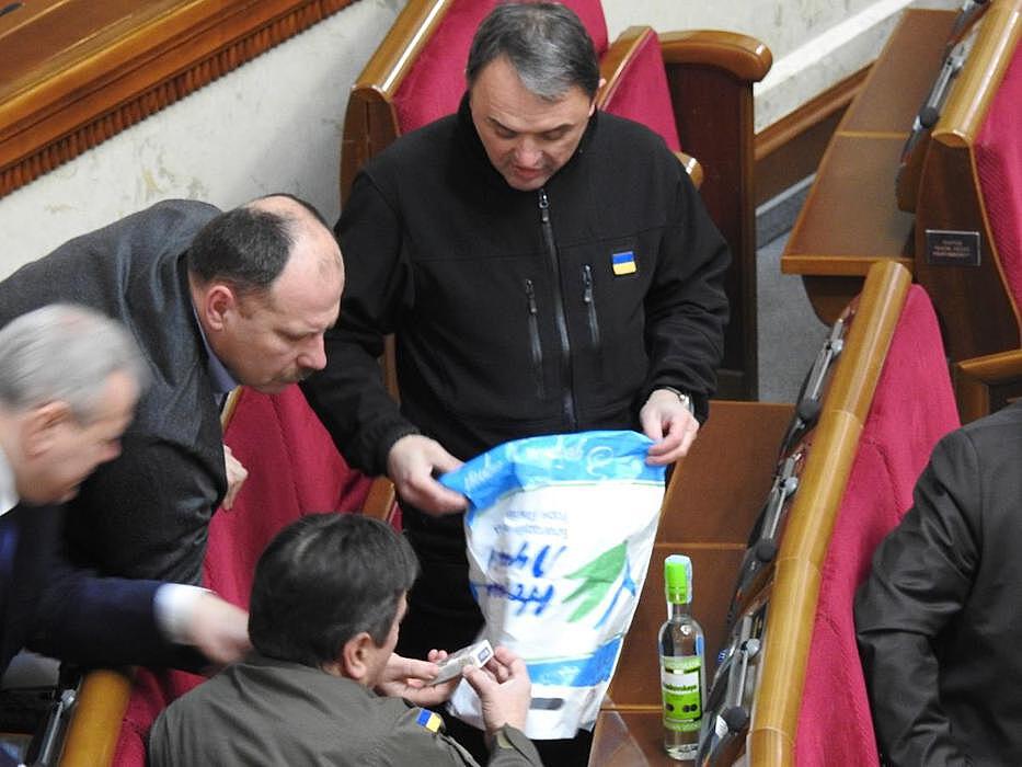 В Верховной раде расхватали водку «Московская» и сигареты из ДНР