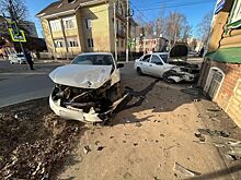 Улетели в дом: страшная авария произошла на перекрестке в Костроме