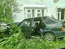 В Салехарде легковушка врезалась в жилой дом