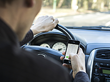 В Италии предложили изымать телефоны у разговаривающих за рулем водителей