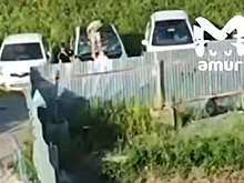 На видео попало, как российские школьники жестко попрыгали на лобовом стекле авто