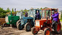 Студенты-инженеры Вологодской ГМХА учатся управлять трактором, чтобы помогать аграриям в полевых работах