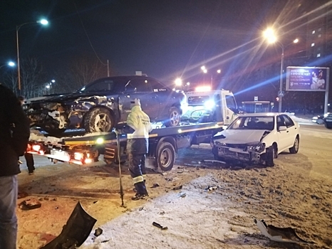 В Барнауле автомобиль после жесткого ДТП улетел в яму под снегом