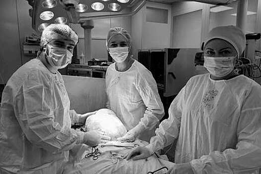 В Подмосковье хирурги удалили женщине опухоль яичника размером с арбуз