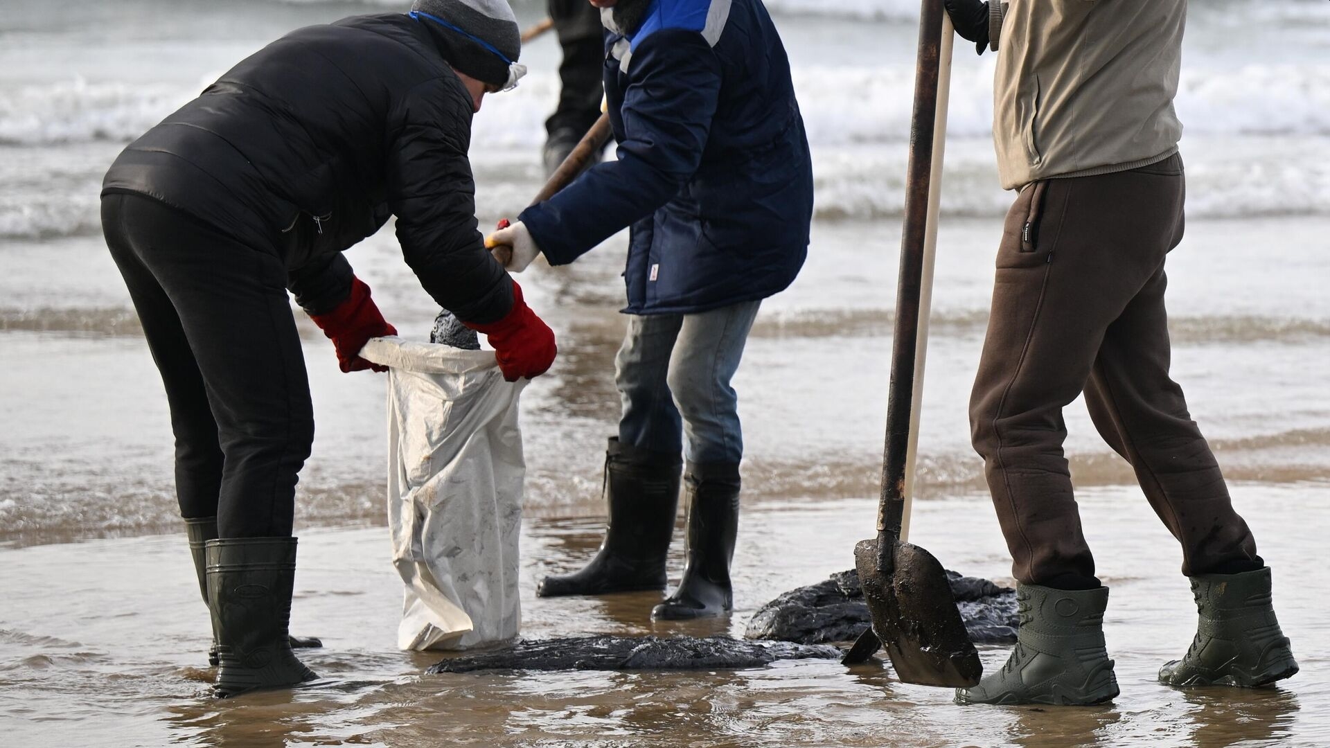На пляже в Анапе обнаружили новые небольшие выбросы мазута