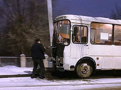 В Оренбурге пассажирский автобус протаранил опору линии электропередачи