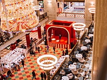 В ЦДМ на Лубянке установлена уникальная «парящая» елка