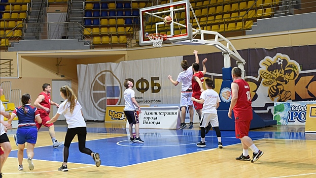 Команда Администрации Вологды вырвала победу у волонтеров на матче по баскетболу