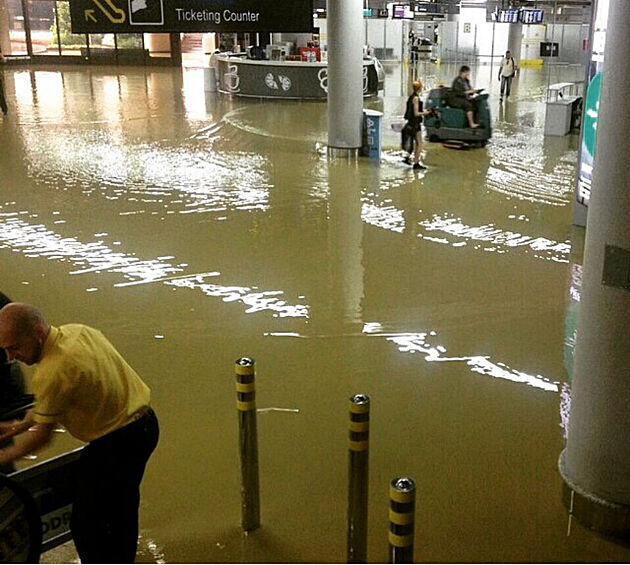 Сильный дождь в Сочи вызвал затопление ряда улиц. На фото: аэропорт Сочи.