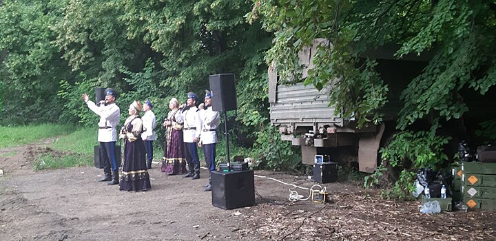 Оренбургский академический хор выступает перед бойцами в ЛНР