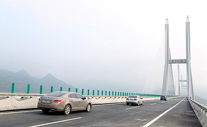 В Китае автомагистралей в два раза больше, чем в США. Про Россию говорить неудобно