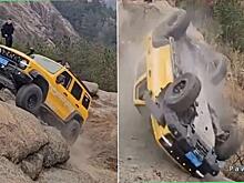 Автоэкстремалу почти удалось преодолеть утёс и зрелищно угробить внедорожник