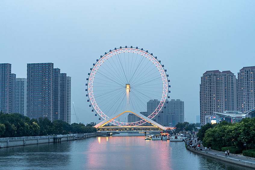 «Тяньцзиньский глаз», Тяньцзинь, Китай. Высота — 120 м. Единственное колесо обозрения, расположенное на мосту.