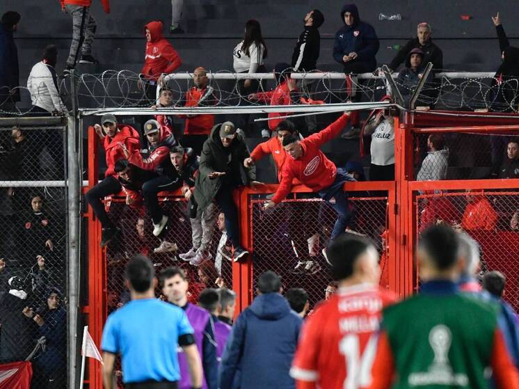 Болельщики подожгли стадион в Чили из-за цен на билеты