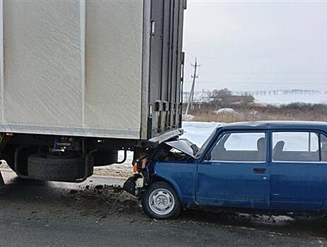 В Камышлинском районе Lada врезалась в стоящий большегруз