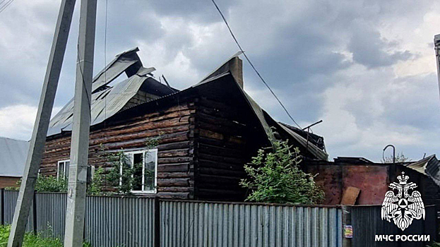 Пожар произошел в доме и гараже с газовыми баллонами в Кузбассе