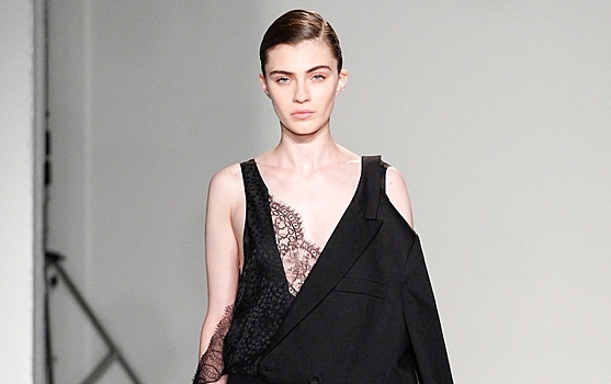 Асимметричные пиджаки на одно плечо и макси-воротники в коллекции Joseph