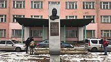 Монумент Александру Клубову начали ремонтировать в микрорайоне Лукьяново в Вологде