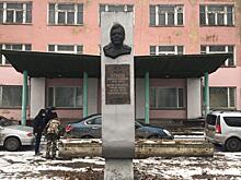Монумент Александру Клубову начали ремонтировать в микрорайоне Лукьяново в Вологде