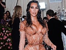 Не дышать! Самые неудобные наряды звезд, в которых трудно даже стоять: фото