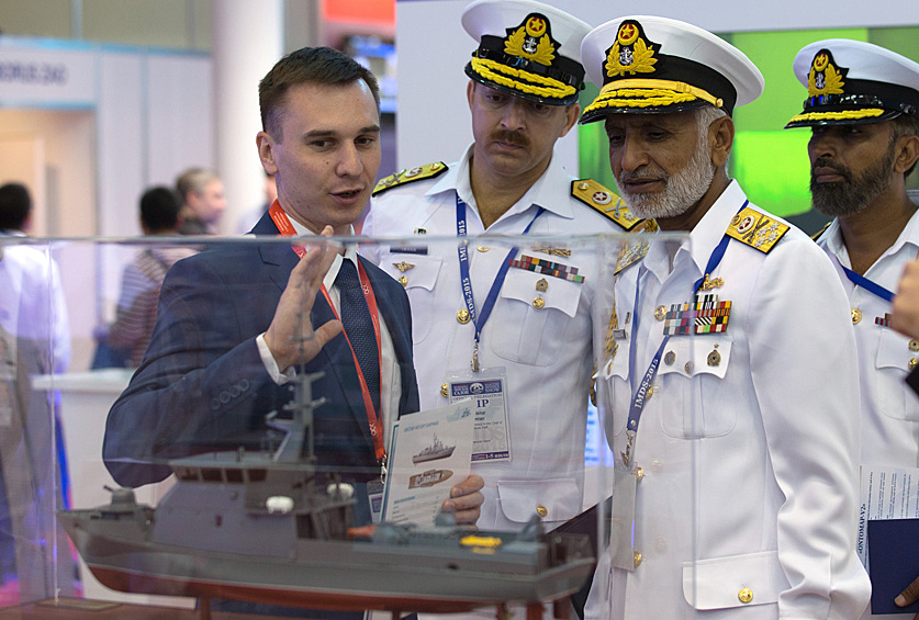 Адмирал, начальник морского штаба ВМС Пакистана Мухаммад Закаллах (второй справа) на международном военно-морском салоне в Санкт-Петербург