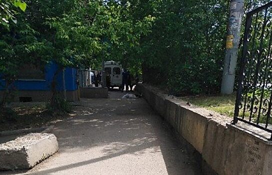 В Екатеринбурге на Сулимова обнаружили труп человека