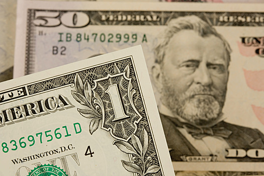Доллар дешевеет к иене и евро