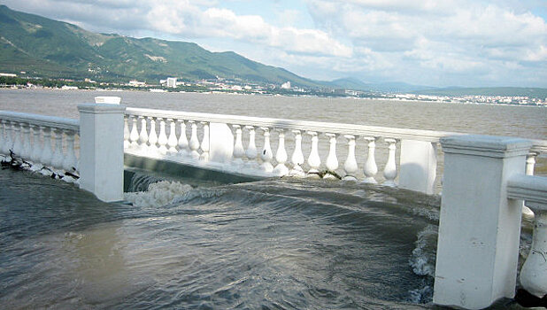 На Кубани ввели режим ЧС из-за просевшей дамбы